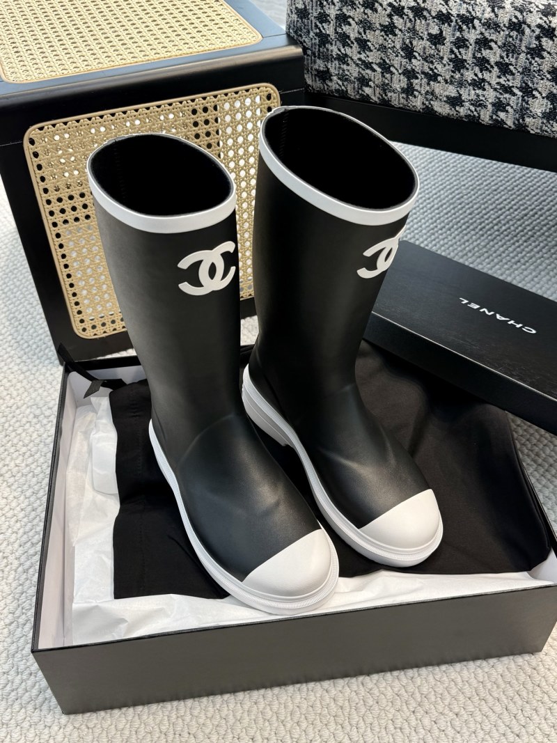 Женские сапоги чёрные с белым декором Chanel