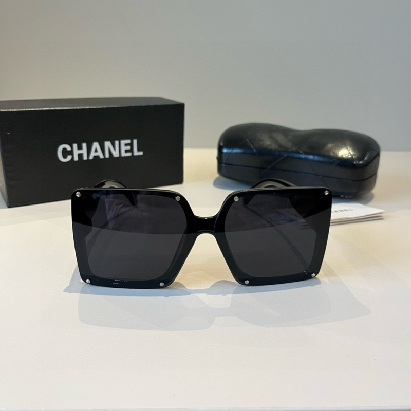 Солнцезащитные очки Chanel с квадратной оправой и декором