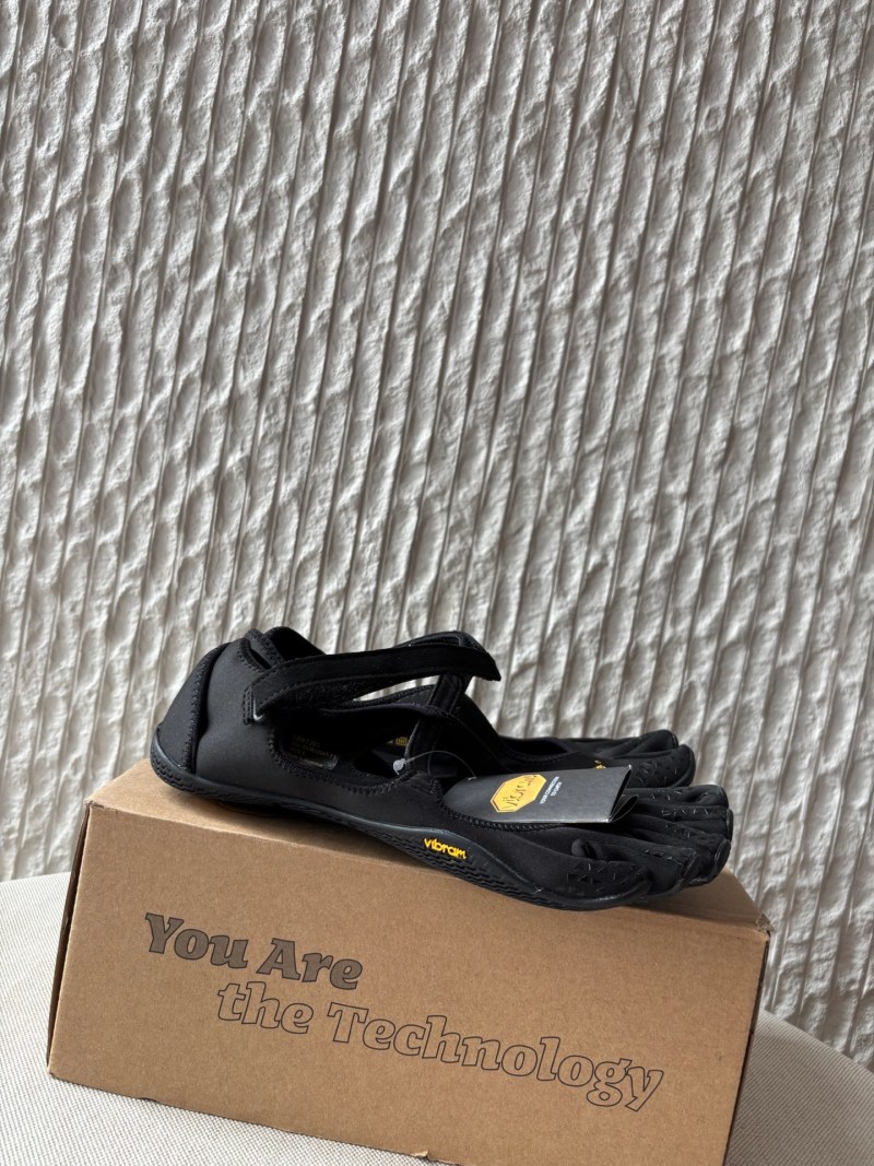 Женские черные анатомические балетки с пятью пальцами Vibram