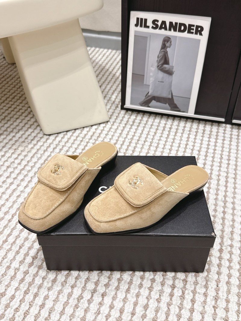 Женские замшевые лоферы бежевого цвета Chanel