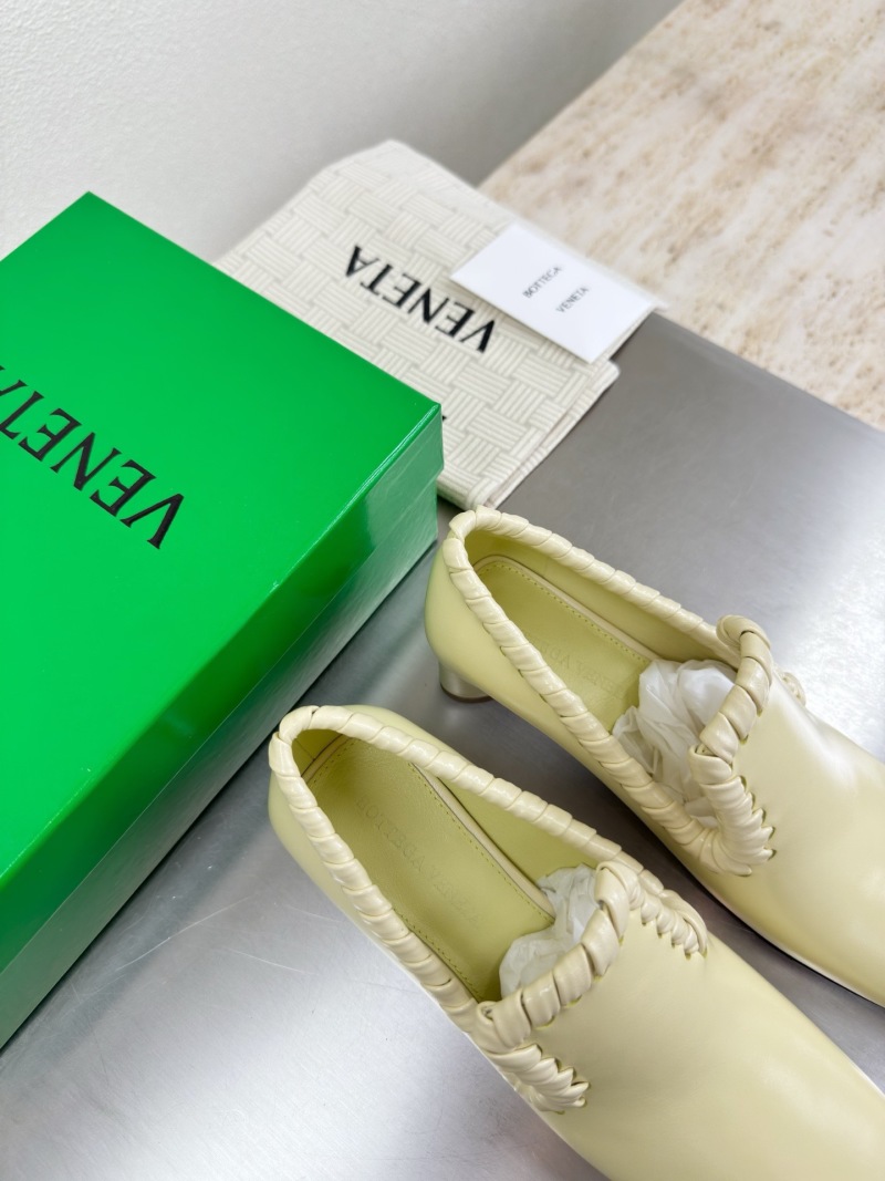 Женские кожаные лоферы на каблуке с плетеным декором Bottega Veneta