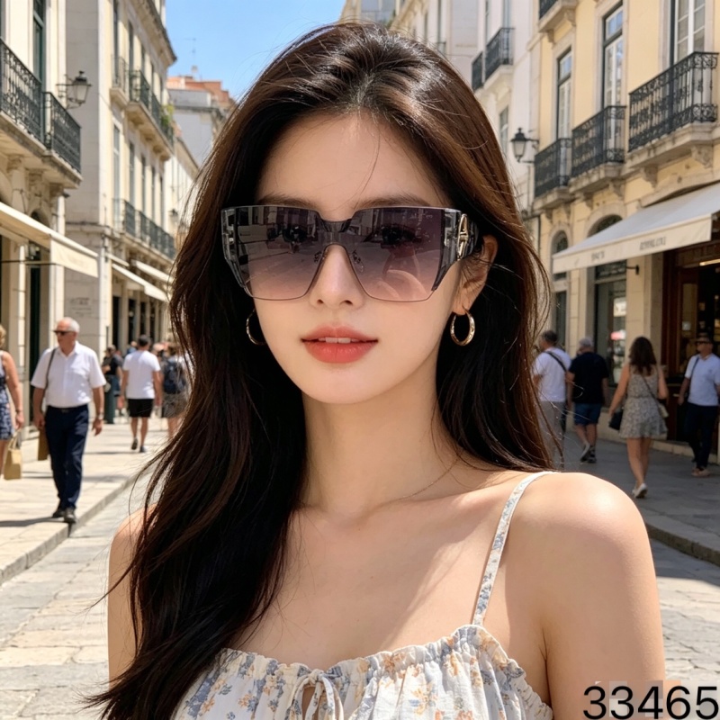 Стильные солнцезащитные очки с крупной черной оправой Dior