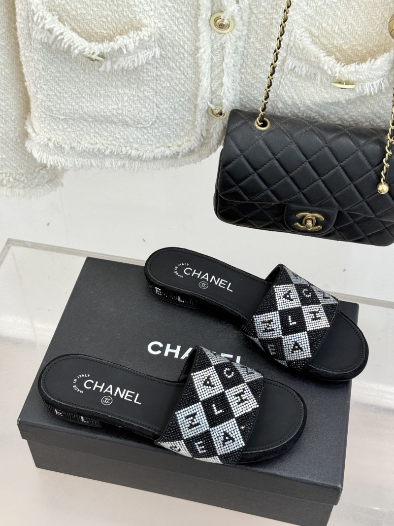 Женские шлепанцы с декором стразами Chanel