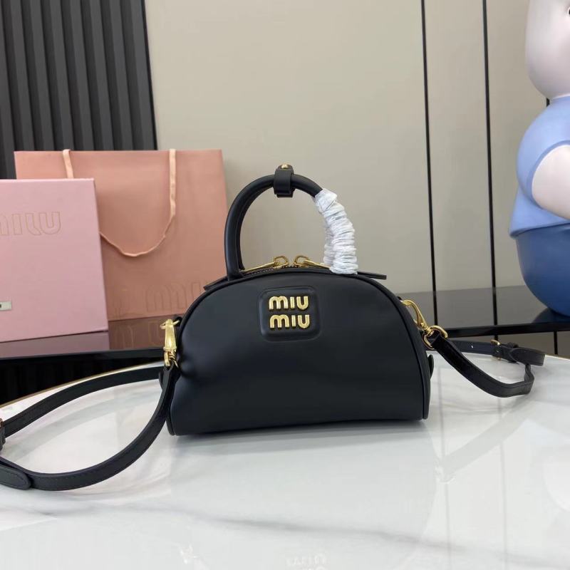 Черная сумка Miu Miu с золотым логотипом