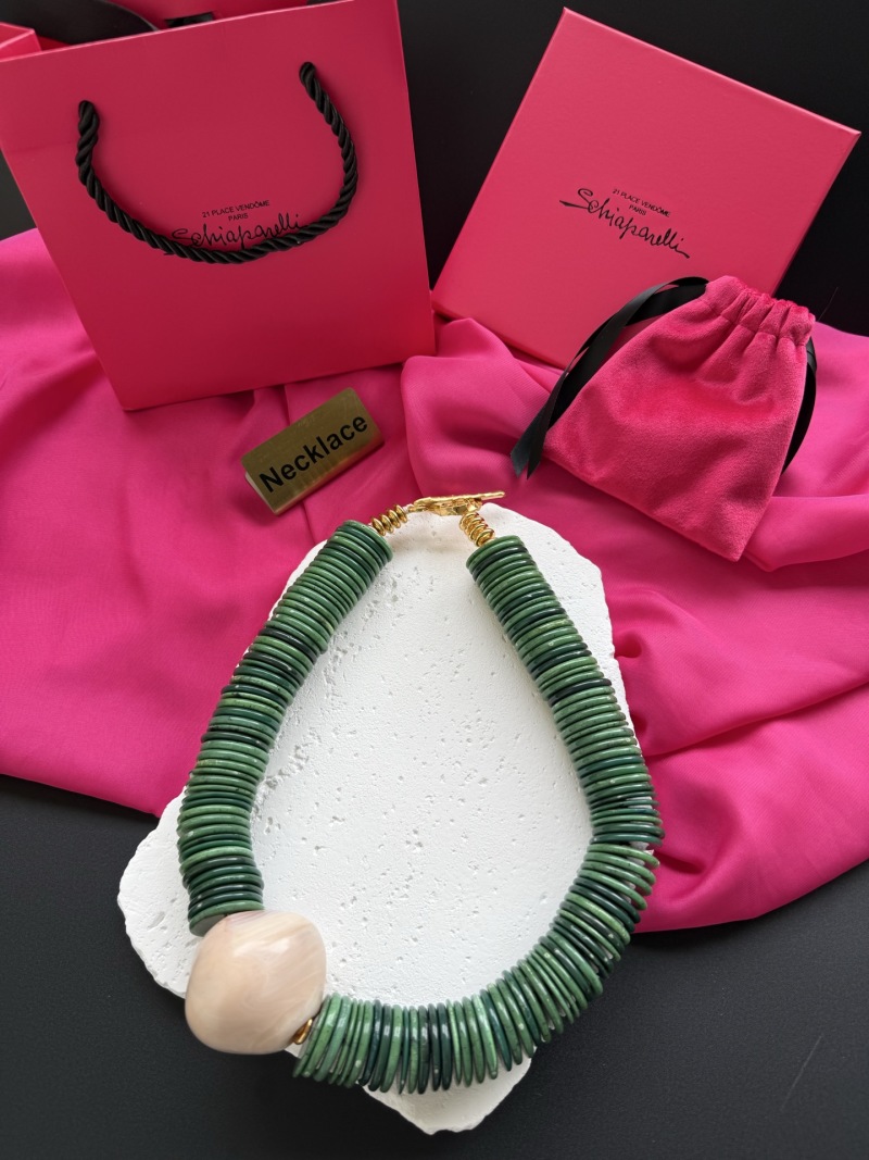 Колье из зелёных бусин с крупным центральным элементом Schiaparelli