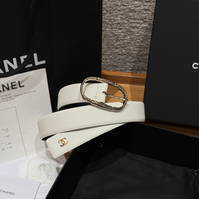 Белый ремень с металлической пряжкой и логотипом Chanel