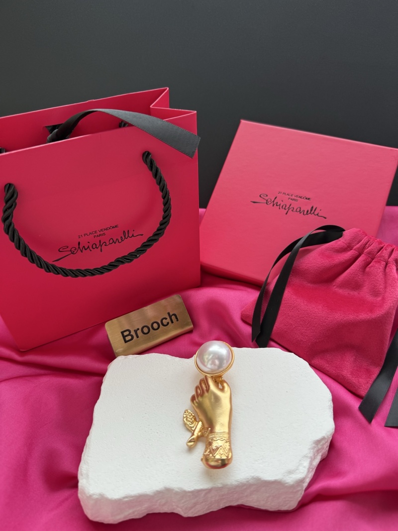 Брошь в виде руки с жемчугом Schiaparelli