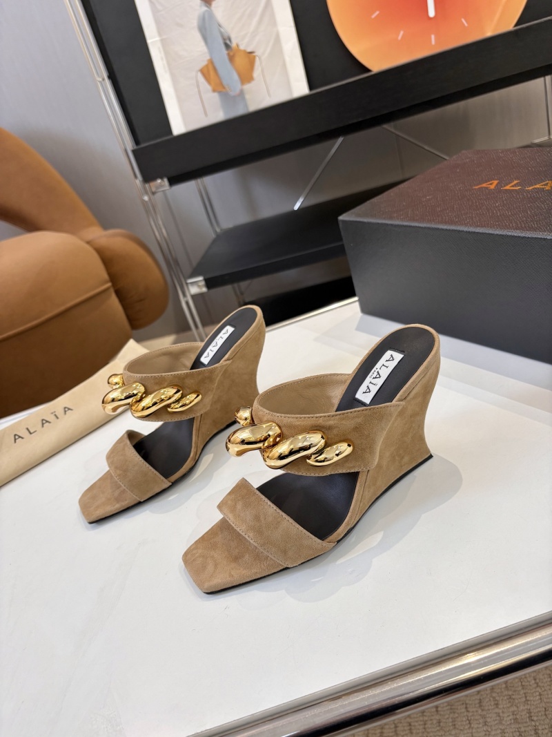 Женские замшевые туфли Alaïa с золотистым украшением и массивным каблуком