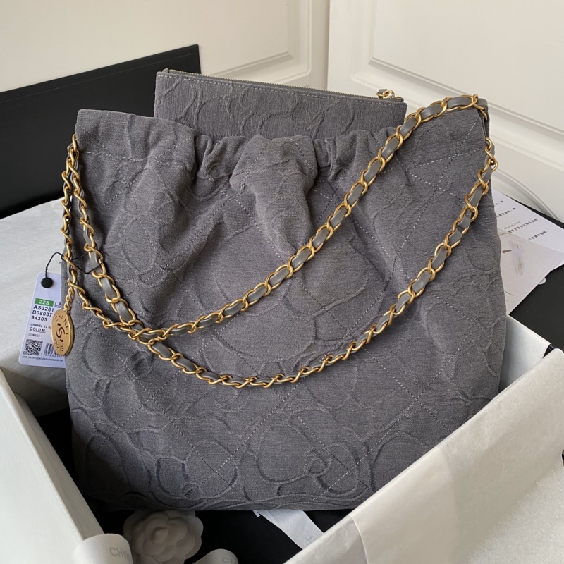 Шелковая сумка Chanel с золотой цепью