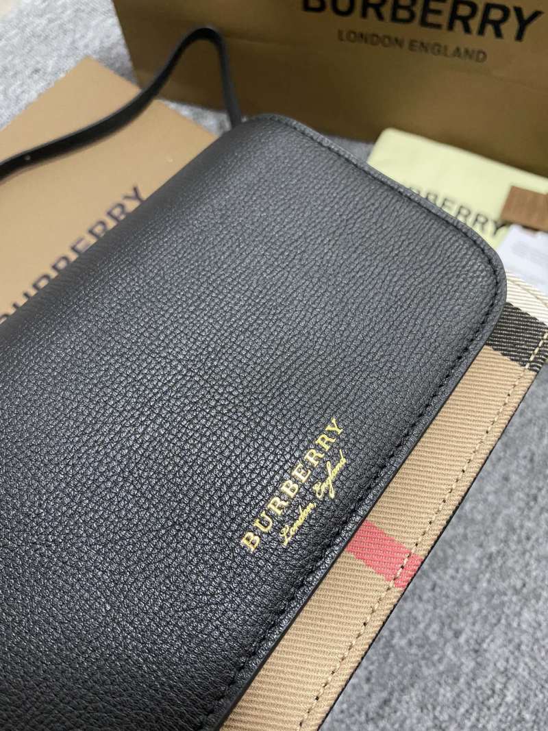 Стильная сумка Burberry на цепочке с кармашками