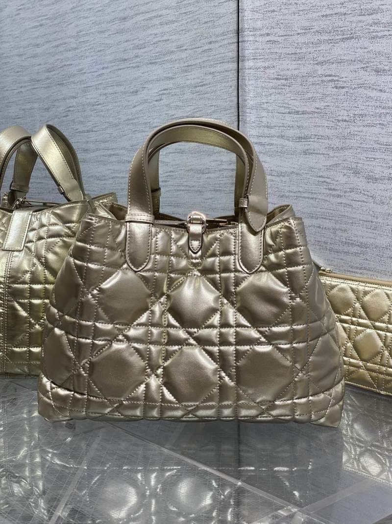 Сумка Dior с металлическим блеском и квилтингом