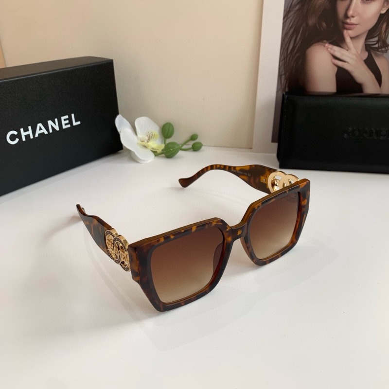 Солнцезащитные очки Chanel в квадратной черепаховой оправе