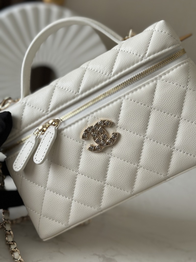 Белая сумка-коробка с золотой фурнитурой Chanel