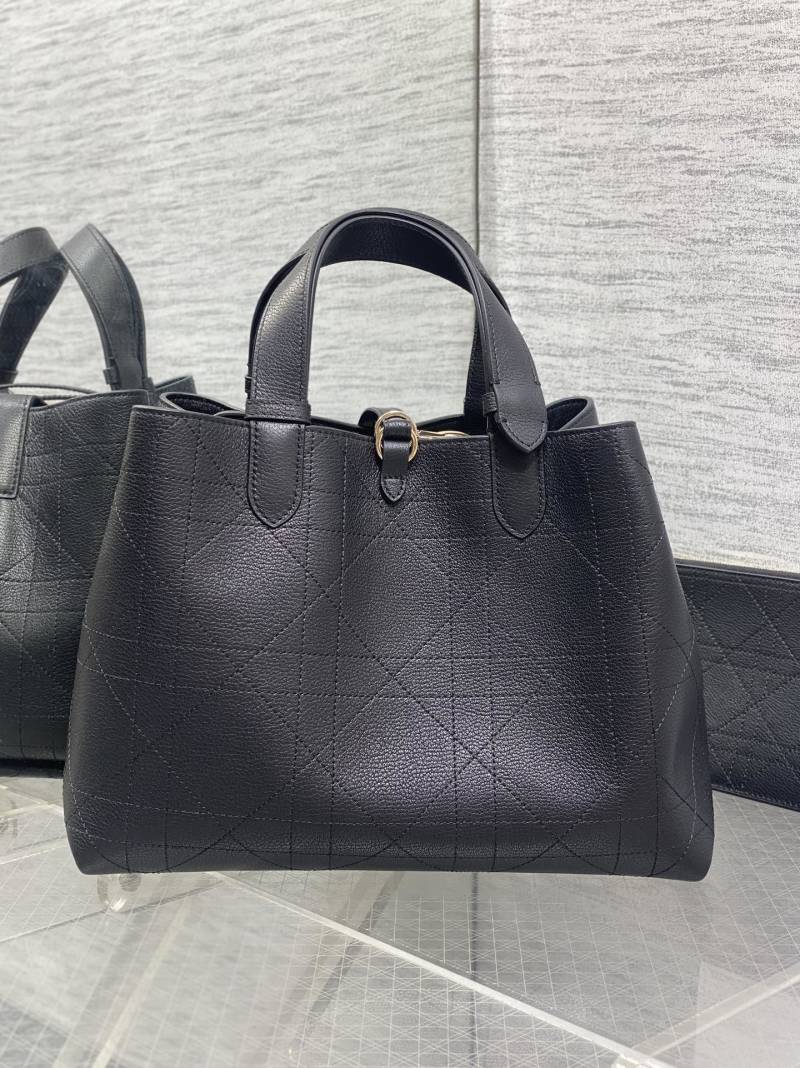 Черная сумка Dior с золотой фурнитурой