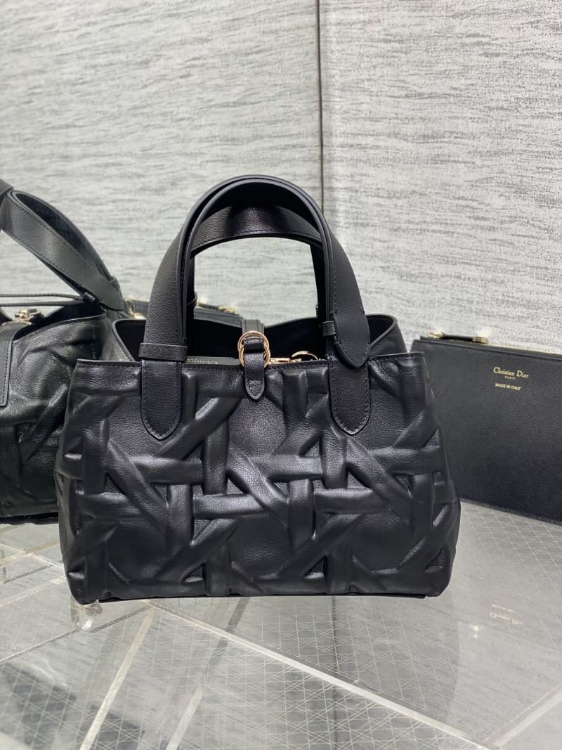 Черная кожаная сумка Dior с рельефным принтом