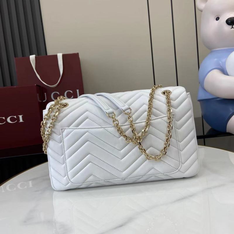Белая сумка Gucci с цепочкой и фурнитурой GG