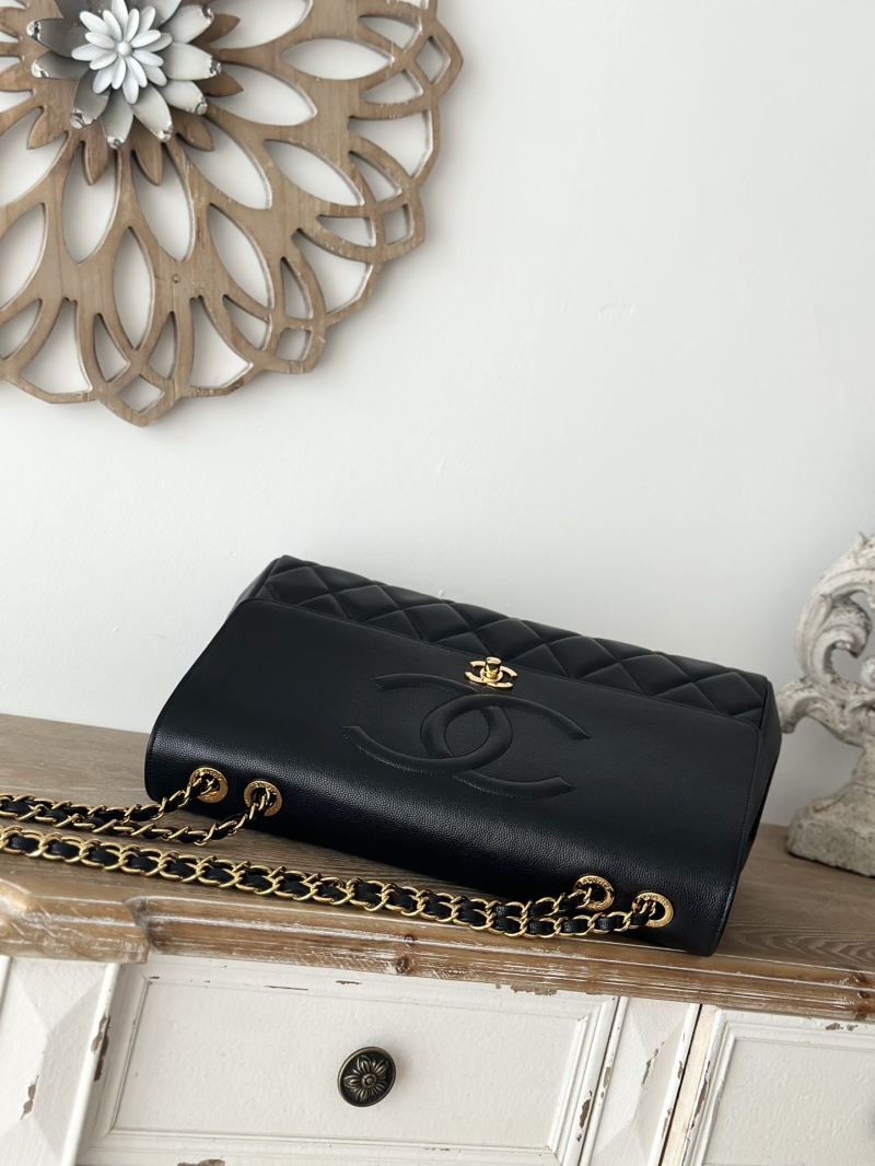 Черная кожаная сумка с логотипом Chanel