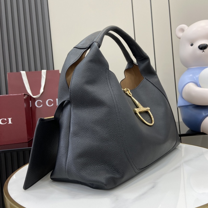 Черная кожаная сумка Gucci с золотой фурнитурой