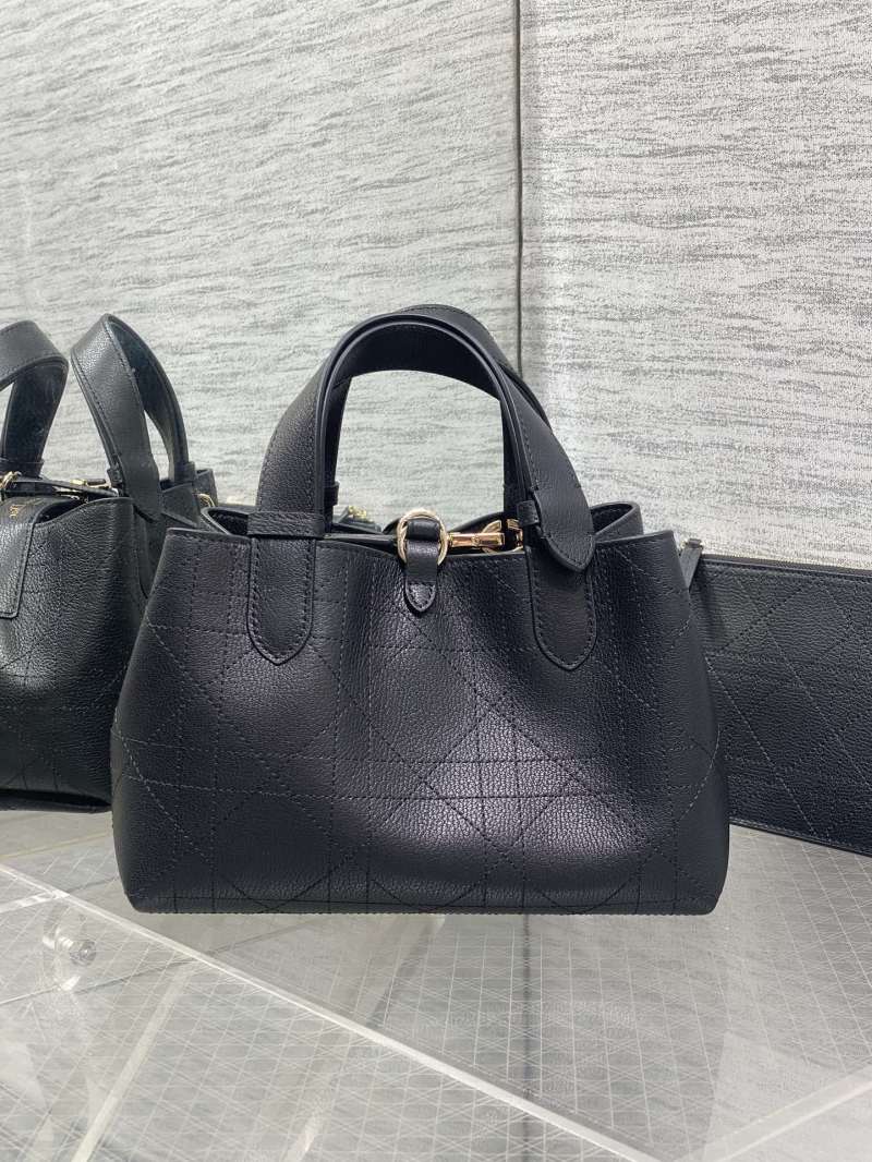 Черная сумка Dior с золотым логотипом