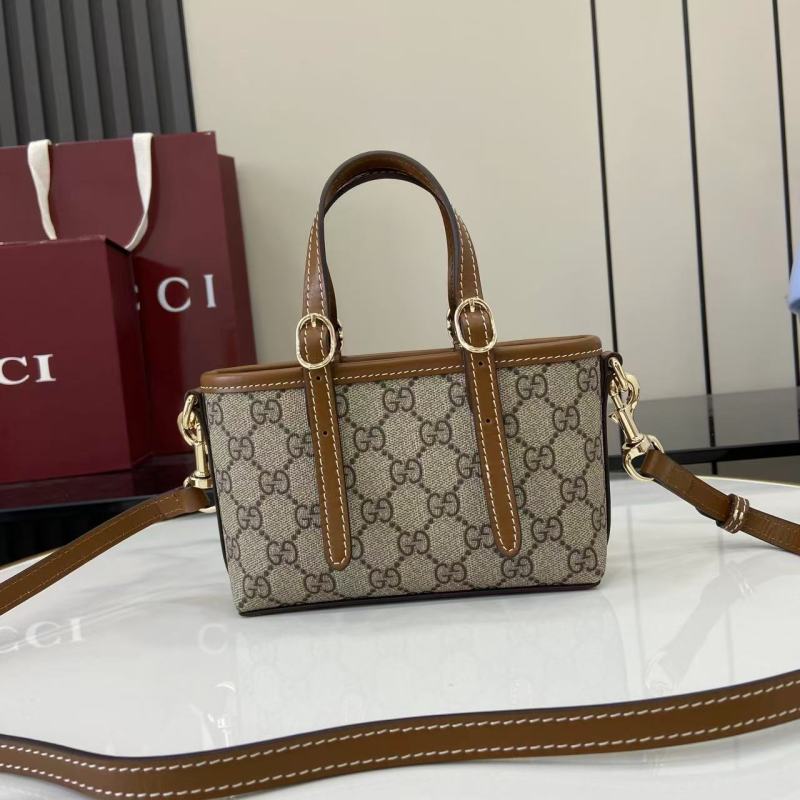Сумка Gucci с монограммой и кожаной отделкой