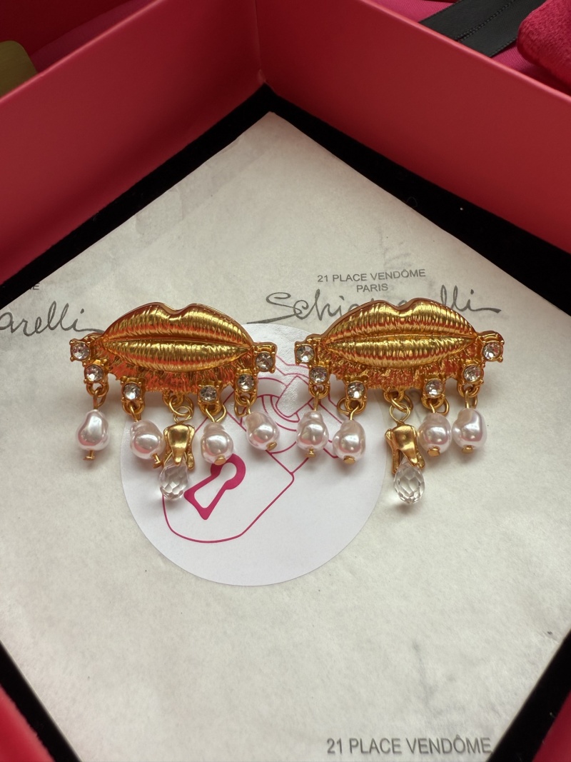 Серьги Schiaparelli в виде губ с подвесками