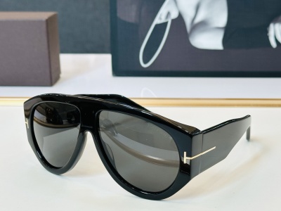 Черные солнцезащитные очки Tom Ford FT1044