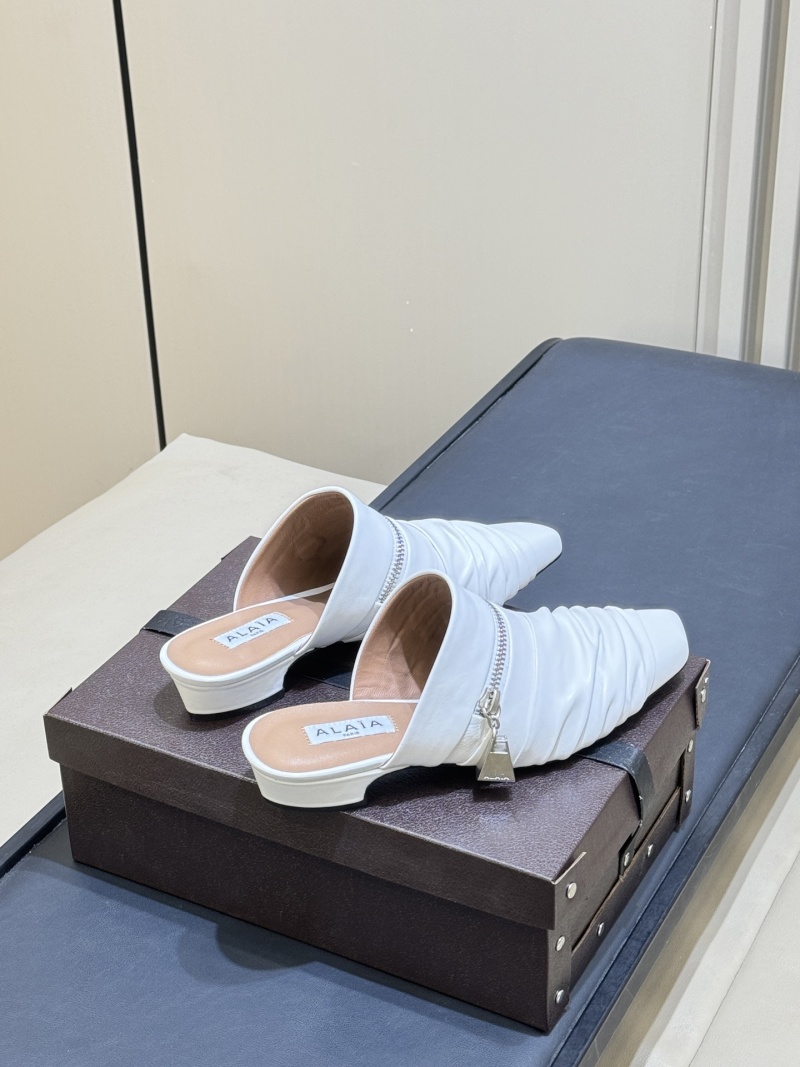 Белые мюли Alaïa с металлическим замком