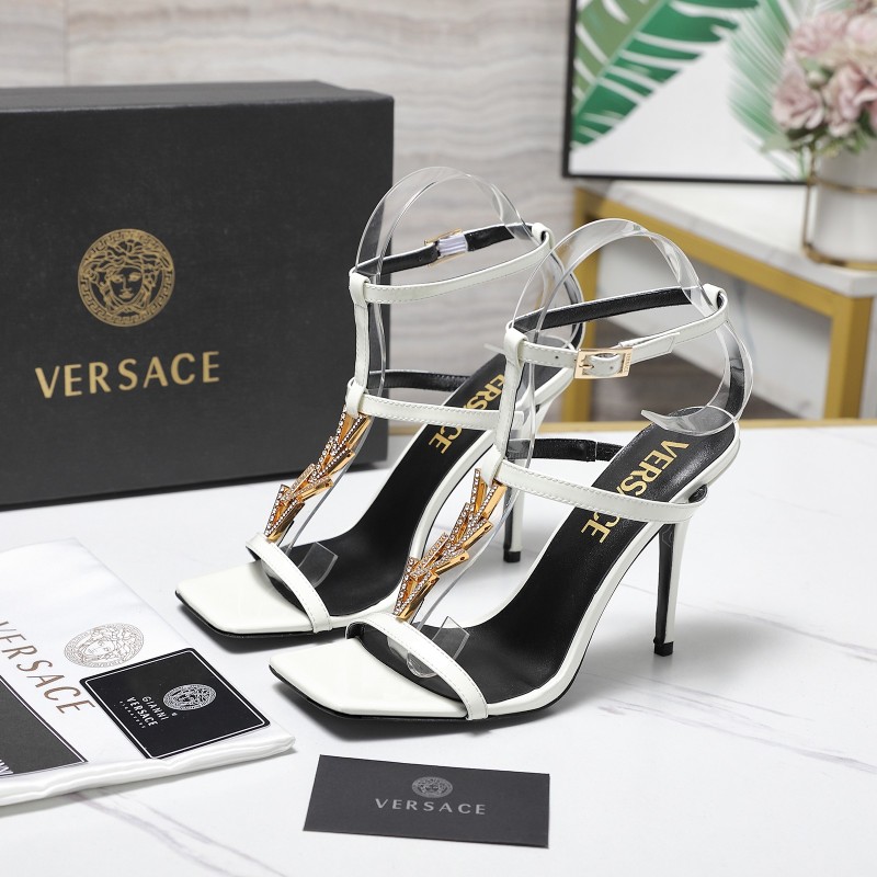 Женские туфли-сандалии Versace с V-образной пряжкой на высоком каблуке