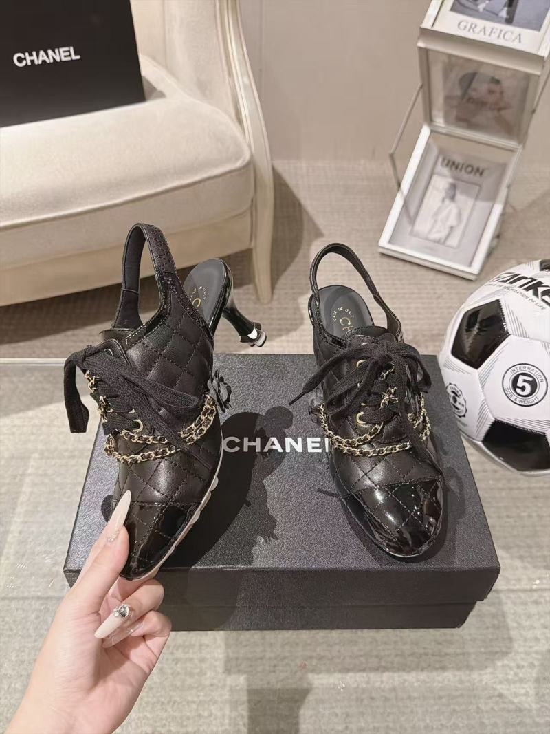 Женские туфли Chanel с логотипом и цепочками черного цвета