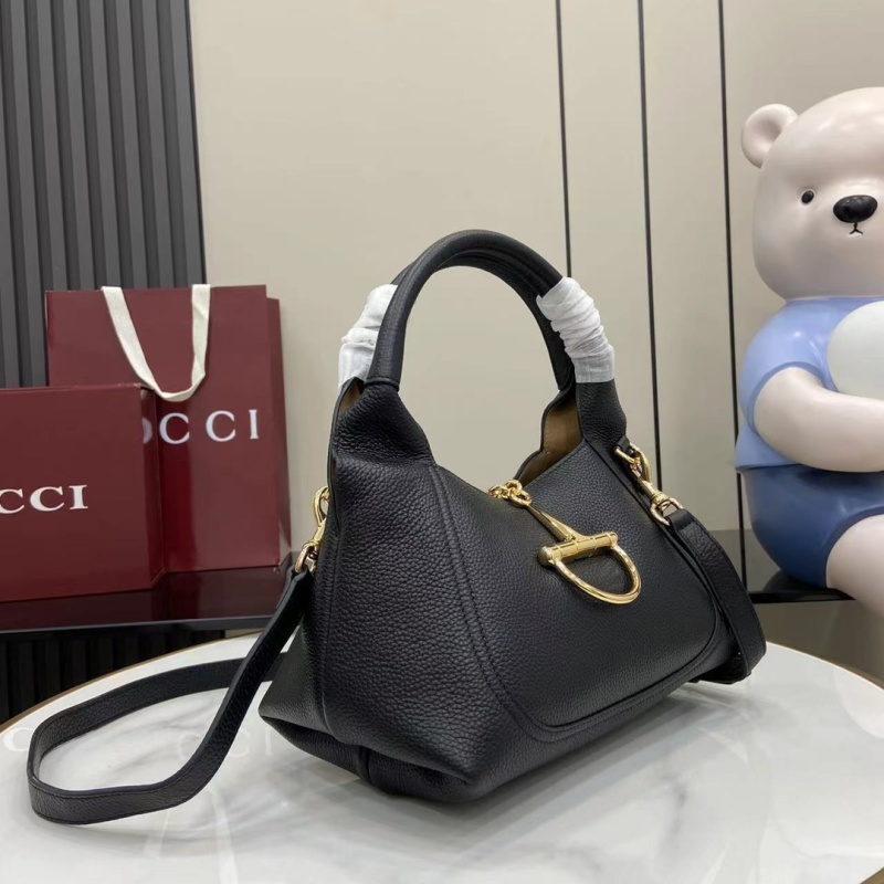 Черная кожаная сумка Gucci с золотой фурнитурой
