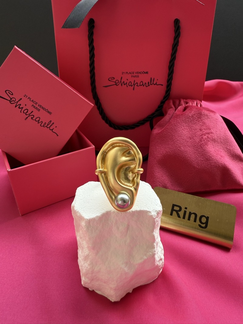 Золотистое кольцо в форме уха с жемчугом Schiaparelli