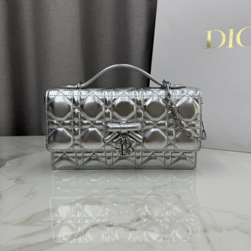 Мини-сумка кожаная серебристая с бантом Dior