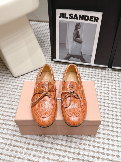 Женские лоферы Miu Miu из тисненой кожи
