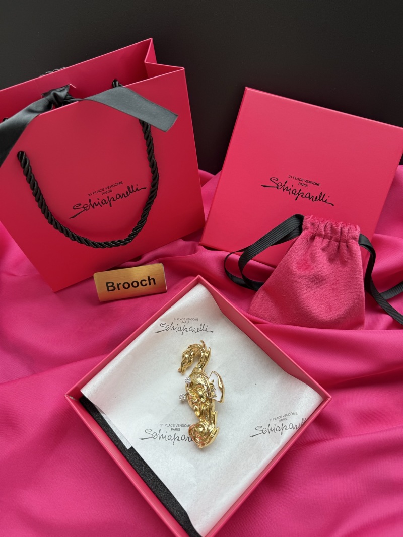Брошь Schiaparelli в виде скульптуры