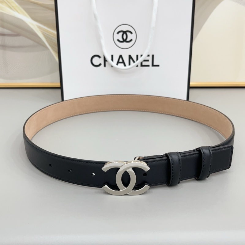 Ремень кожаный женский с декоративной пряжкой Chanel