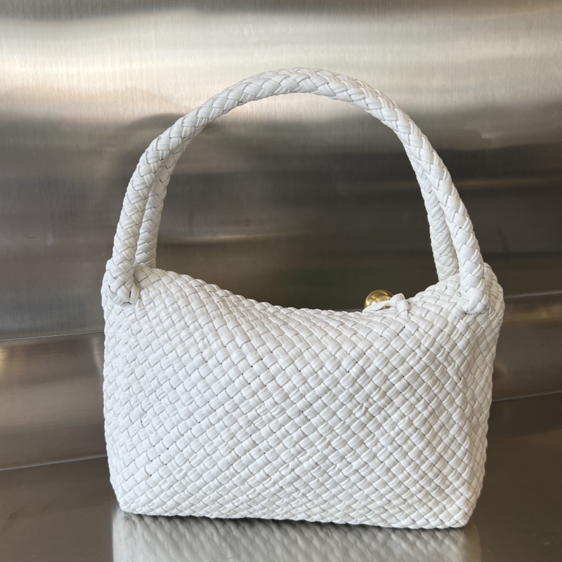 Белая плетеная кожаная сумка Bottega Veneta с декоративным шаром
