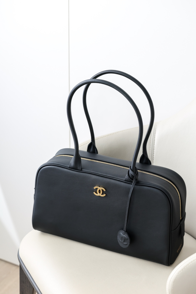 Чёрная сумка Chanel с золотой фурнитурой