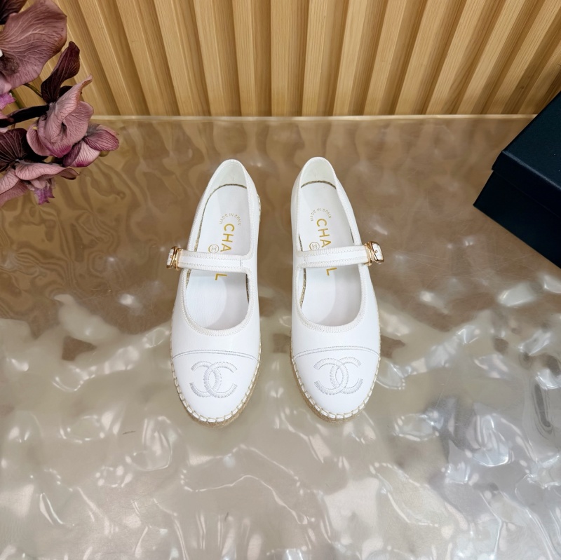 Женские туфли с ремешком и вышитой эмблемой Chanel