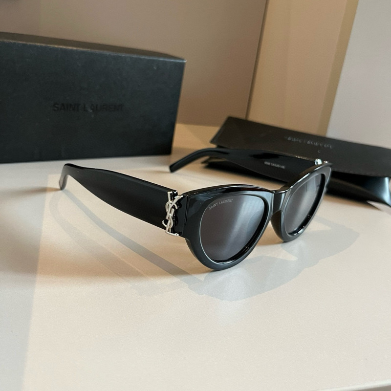 Солнцезащитные очки Yves Saint Laurent SL M94