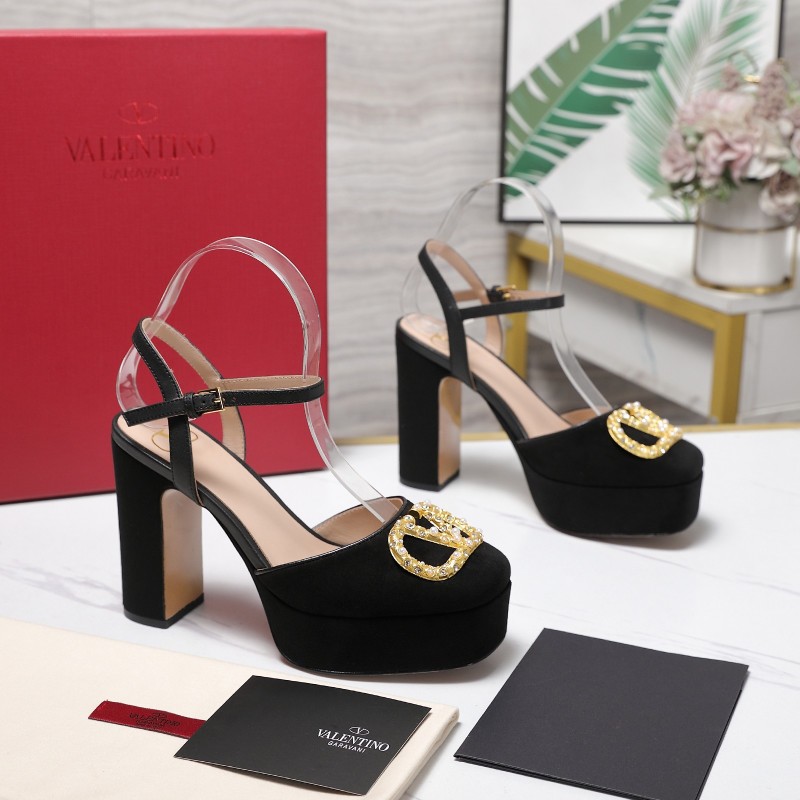 Черные замшевые босоножки на платформе с декоративной пряжкой Valentino Garavani