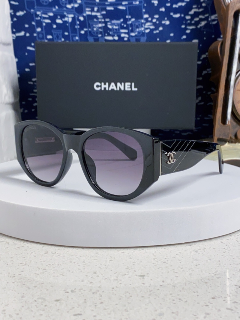 Черные солнцезащитные очки Chanel в массивной оправе