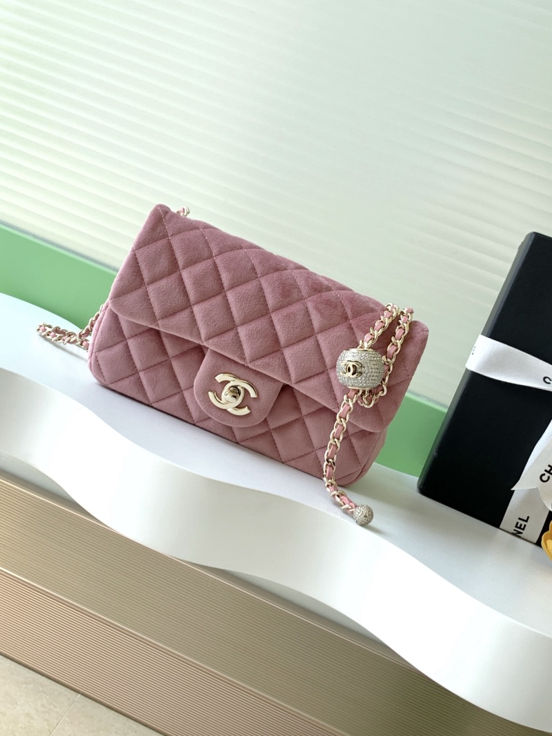 Пудрово-розовая бархатная сумка с кареточной строчкой Chanel