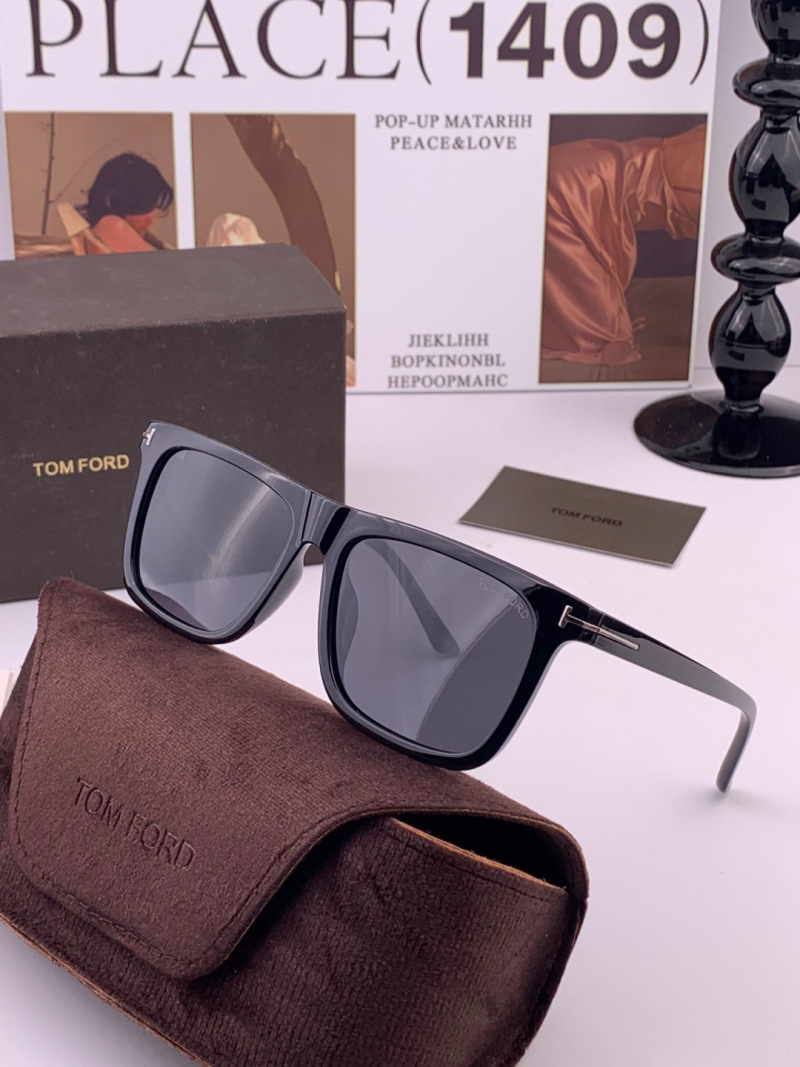 Солнцезащитные очки Tom Ford TF7220