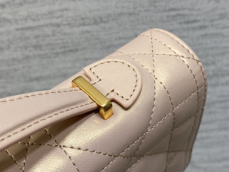 Клатч Dior Caro пудровый с золотой фурнитурой
