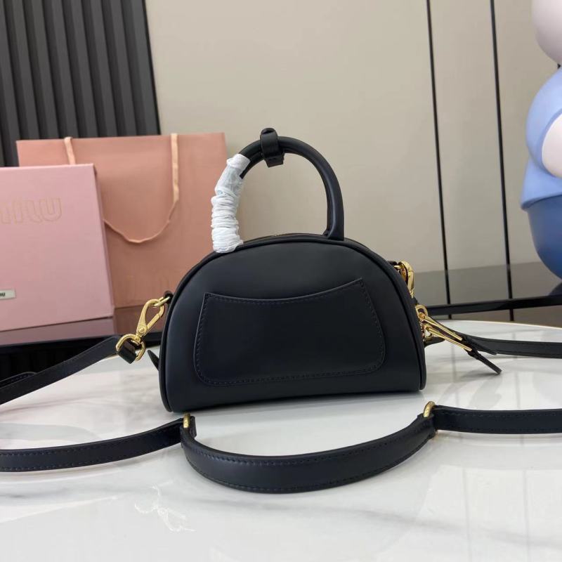 Черная сумка Miu Miu с золотым логотипом