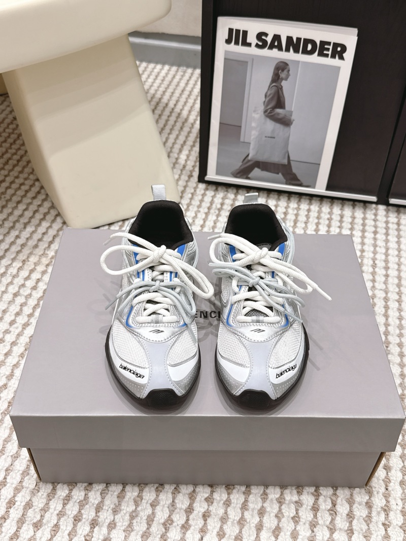 Спортивные кроссовки Balenciaga в бело-серебристом цвете с черными элементами