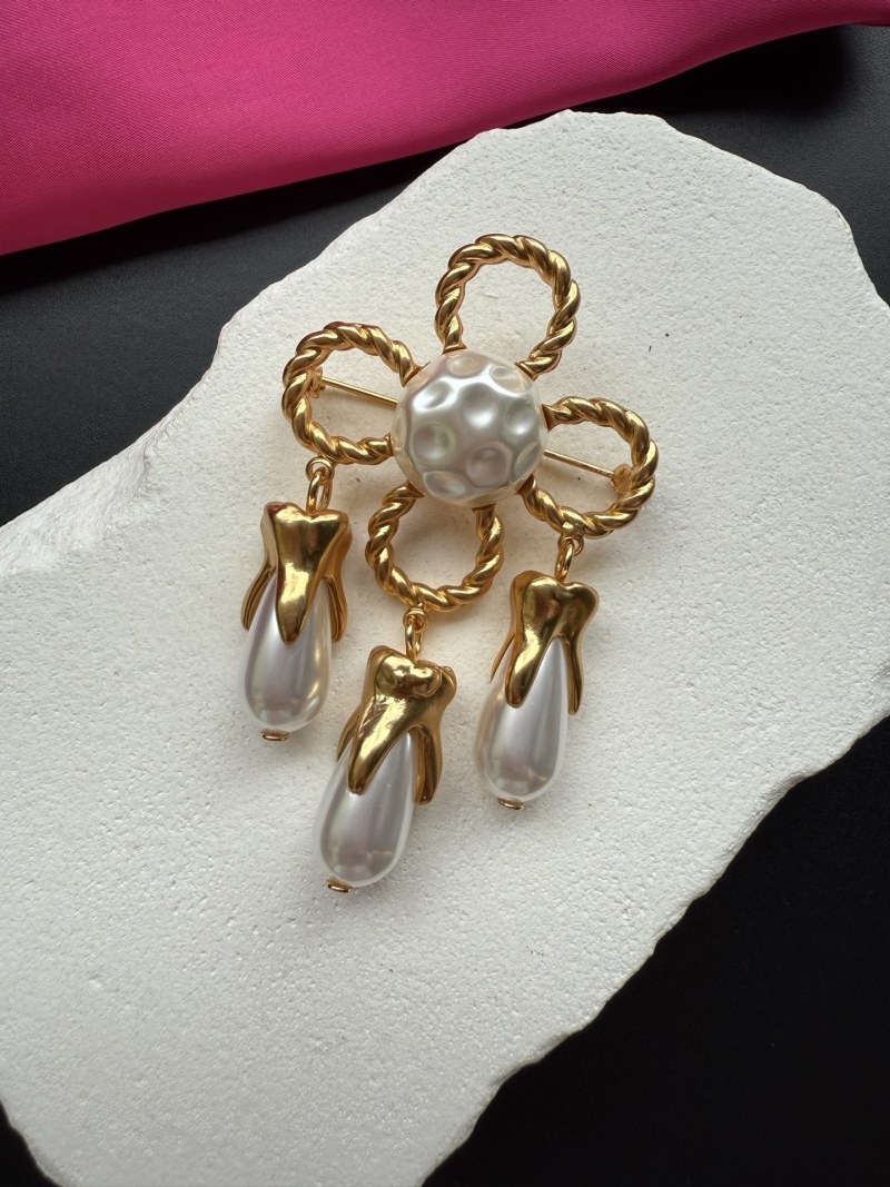 Брошь в виде цветка с жемчугом Schiaparelli