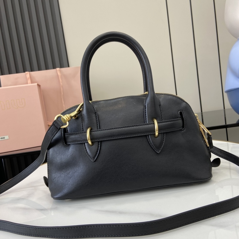 Черная сумка Miu Miu с золотой фурнитурой