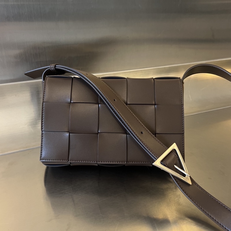 Плетеная кожаная сумка через плечо с пряжкой Bottega Veneta