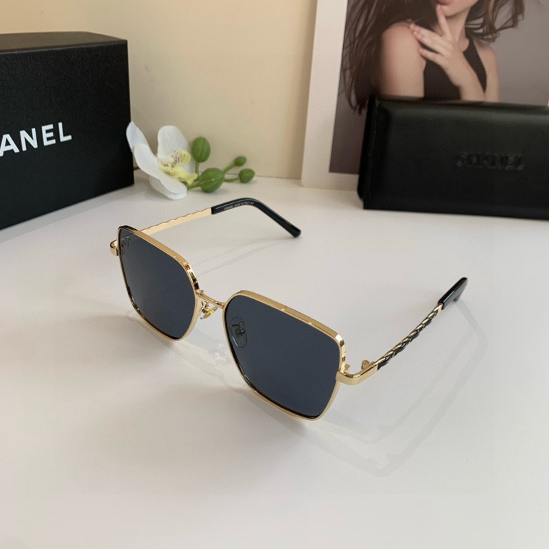 Солнцезащитные очки Chanel в золотой оправе
